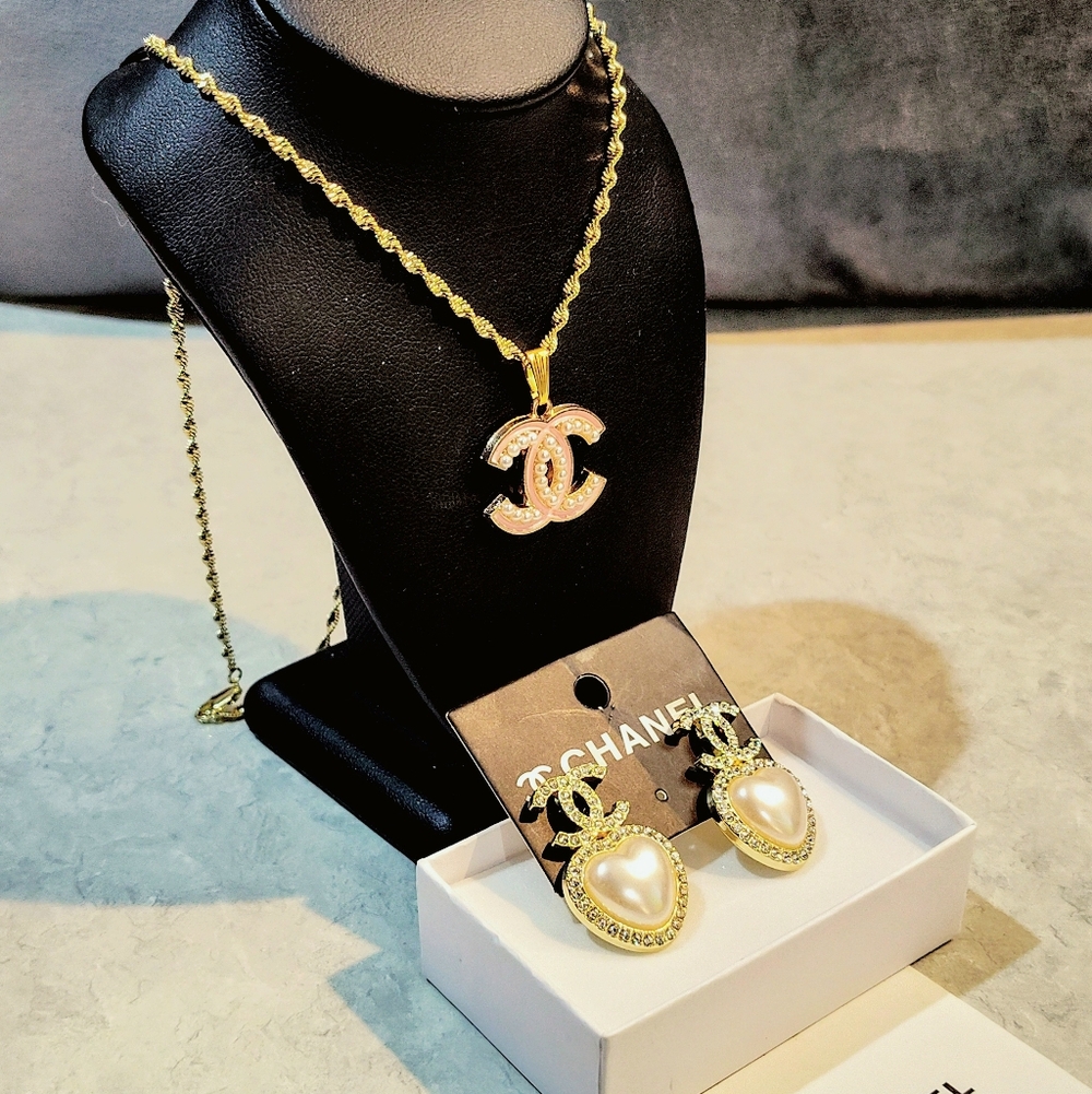 CHANEL CC GOLD-PLATED PENDANT ON NECKLACE & CHANEL CC HEART EARRINGS FAUX PEARLS - Picture 9 of 16
